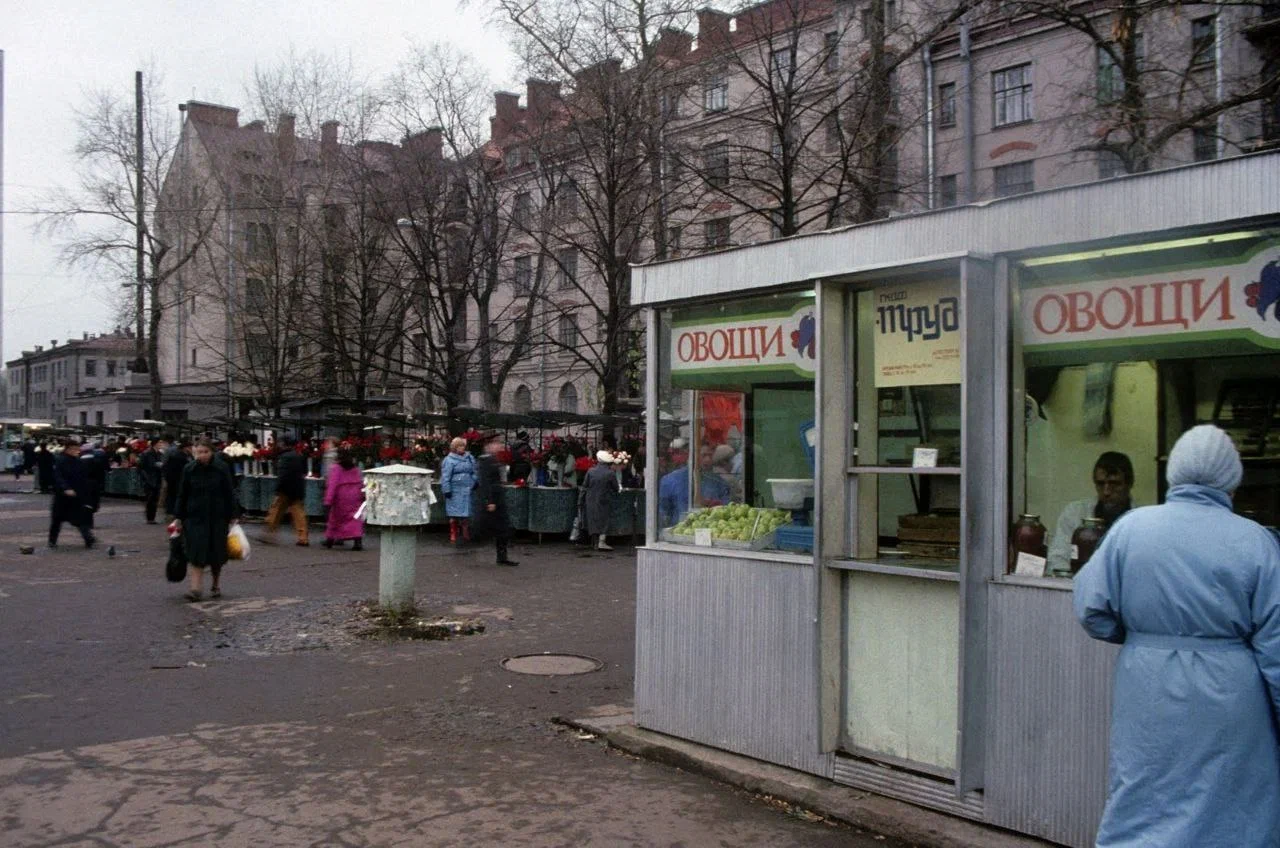 У станции метро "Площадь Ленина" в 1990 году