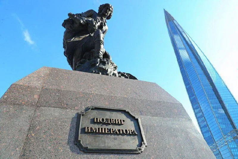 В Петербурге появился ещё один памятник Петру I