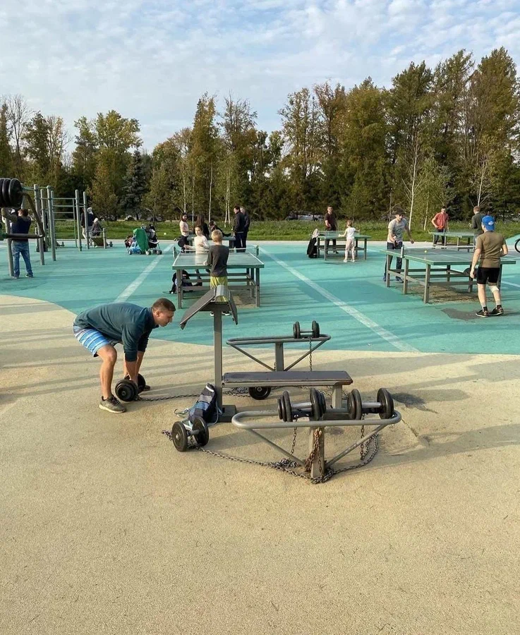 На Крестовском острове есть современная спортивная площадка под открытым небом для всех желающих
