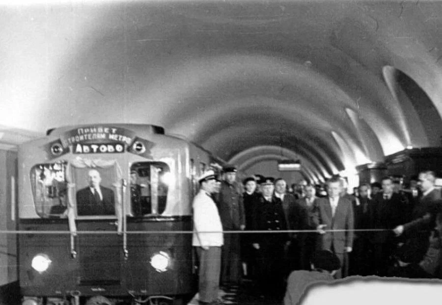 1 июня 1958 года была открыта станция метро "Площадь Ленина"