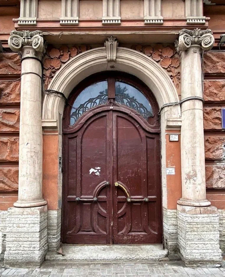 Дверь в парадную детского сада на Таврической улице