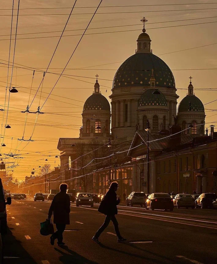 Троице-Измайловский собор в лучах солнца✨Интересные факты:Архитектор Стасов отсидел 10 суток под арестом за рухнувший под натиском бури купол собора.Храм возводился для Измайловского полка, поэтому внутри висят полковые знамена и трофеи.Освященный в 1835 году собор, являлся самым высоким в России на тот момент.Знали об этом?