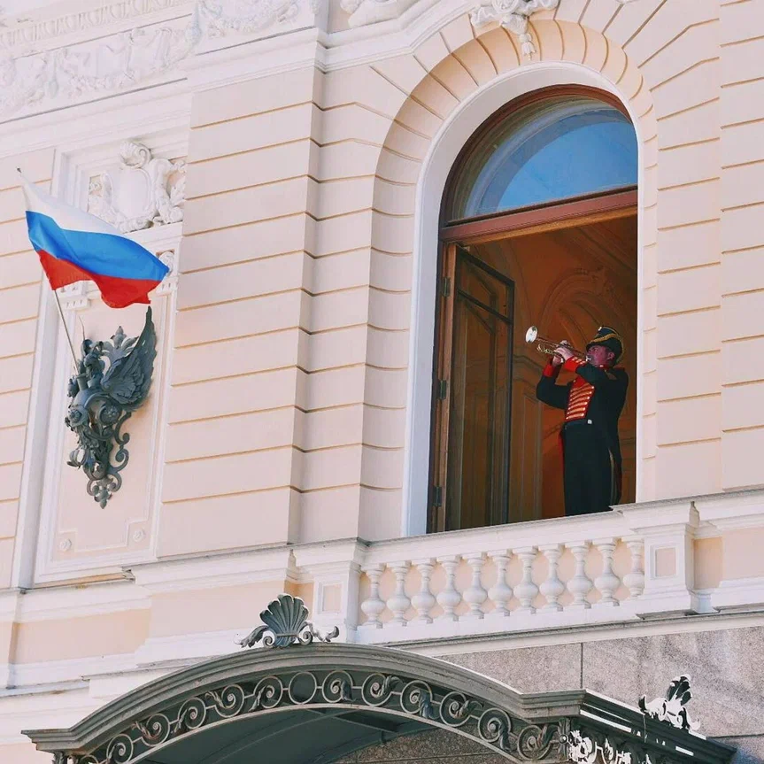 В Петербурге новая традиция - Императорский полдень Теперь каждое воскресенье в 1200 после выстрела из пушки с Нарышкина бастиона Петропавловской крепости вы сможете увидеть небольшой концерт во дворе Капеллы Музыкантов можно узнать по форме, стилизованной под русский мундир первой половины XIX века.