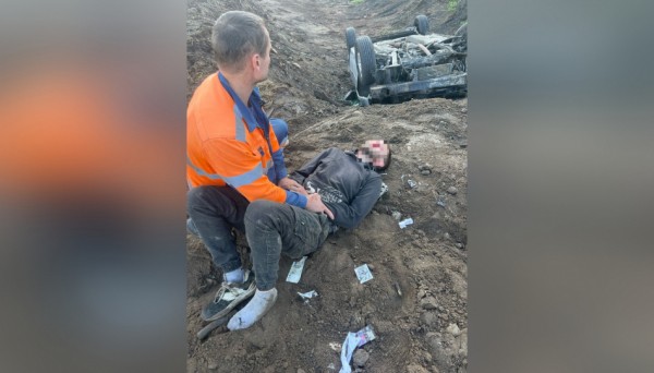 Водитель Renault получил травмы, улетев в канаву