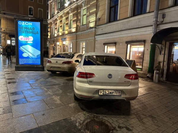 Комтранс: люди в светоотражающих жилетах незаконно за деньги паркуют водителей у БКЗ Комтранс: люди в светоотражающих жилетах незаконно за деньги паркуют водителей у БКЗ
