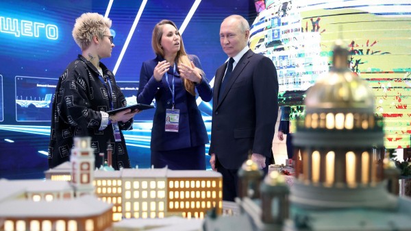 Путин посетил стенд Петербурга на выставке-форуме "Россия" на ВДНХ