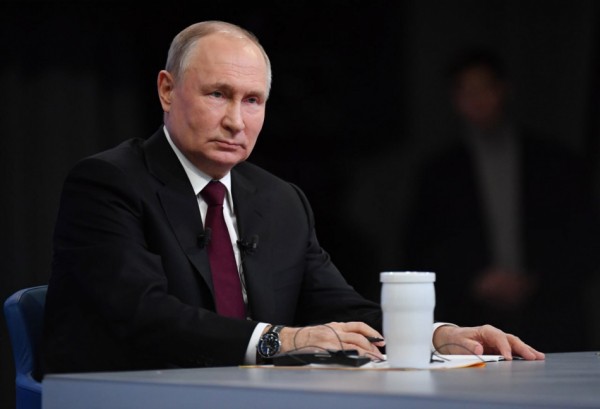 Владимир Путин оставил свою подпись на пластинке с концертом Чайковского в БФУ Владимир Путин оставил свою подпись на пластинке с концертом Чайковского в БФУ