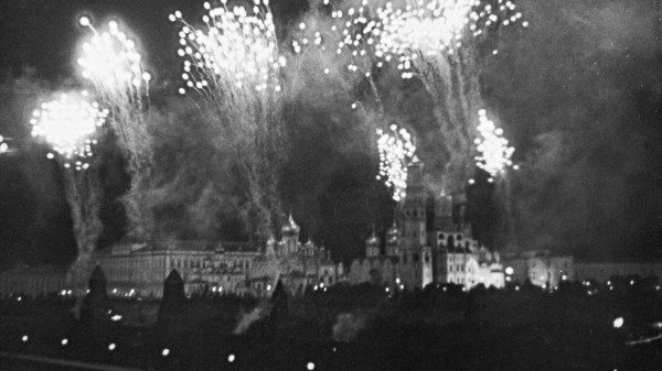У Петропавловки в Петербурге запустили салют в честь 80-летия снятия блокады У Петропавловки в Петербурге запустили салют в честь 80-летия снятия блокады