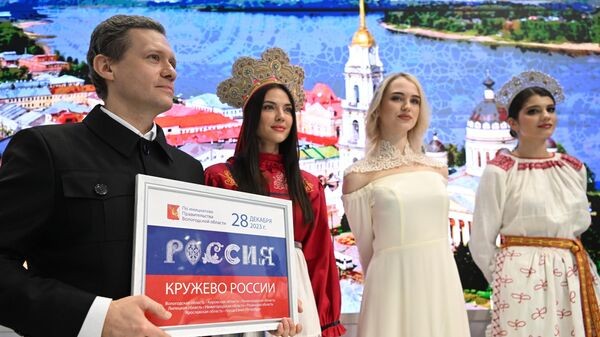 Кружевное панно в цветах флага представят в марте на выставке "Россия" Кружевное панно в цветах флага представят в марте на выставке "Россия"