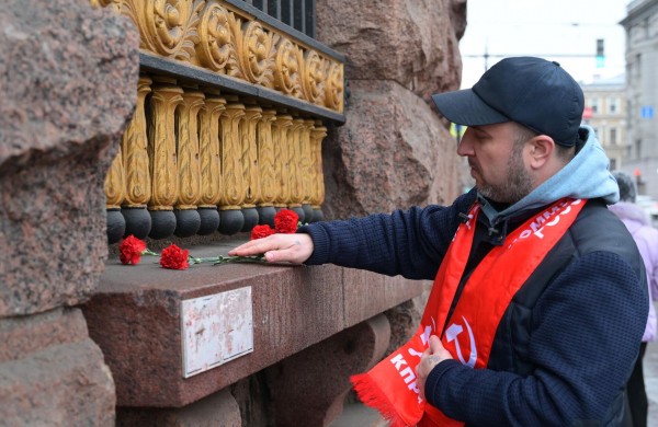 Беглов: в Петербурге несут цветы к мемориалам в память о погибших в "Крокусе" Беглов: в Петербурге несут цветы к мемориалам в память о погибших в "Крокусе"
