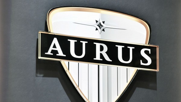 Часть автомобилей российского бренда Aurus пока скрыта от глаз посетителей ПМЭФ
