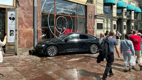 В Петербурге водитель Audi потерял управление и врезался в книжный магазин В Петербурге водитель Audi потерял управление и врезался в книжный магазин