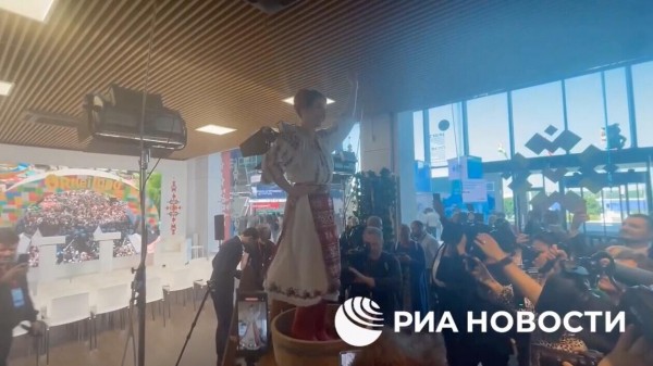 Канал 5: директора ансамбля "Жок" уволили из-за выступления артистов на ПМЭФ Канал 5: директора ансамбля "Жок" уволили из-за выступления артистов на ПМЭФ