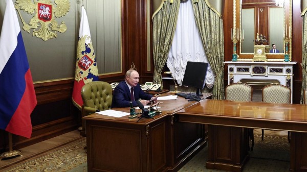 Путин: в четверг продолжится обсуждение вопросов повышения обороноспособности