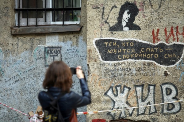 «Цой жив» и знаменит: как в Петербурге зарабатывают на музыкальной легенде Викторе Цое «Цой жив» и знаменит: как в Петербурге зарабатывают на музыкальной легенде Викторе Цое