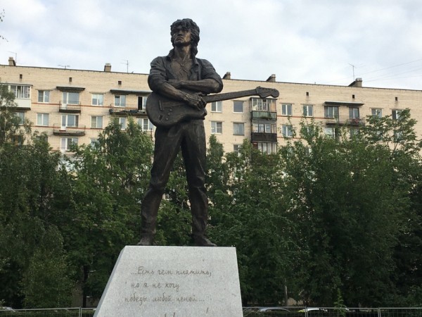 «Цой жив» и знаменит: как в Петербурге зарабатывают на музыкальной легенде Викторе Цое «Цой жив» и знаменит: как в Петербурге зарабатывают на музыкальной легенде Викторе Цое