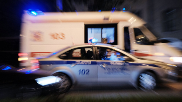 В Петербурге столкнулись два автомобиля, один из них наехал на пешехода