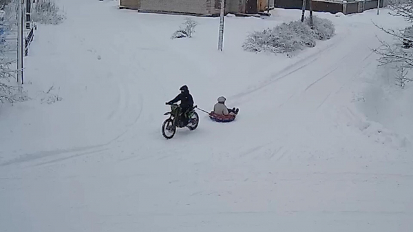 В Ленинградской области провели беседу с катавшим подругу на ватрушке байкером В Ленинградской области провели беседу с катавшим подругу на ватрушке байкером