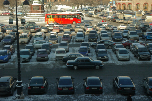 Петербургским автомобилистам напомнили о возможности суточной парковки