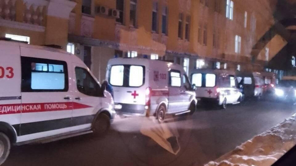 В Боткинской больнице в Петербурге объяснили очередь из скорых порядком приема
