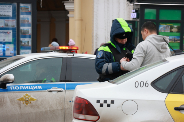 В Петергофе водитель иномарки получил условный срок и выплатит 100 тысяч рублей за нападение на инспектора ДПС В Петергофе водитель иномарки получил условный срок и выплатит 100 тысяч рублей за нападение на инспектора ДПС