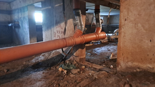Во Фрунзенском районе Петербурга из окна многоэтажки вырвался мощный поток воды Во Фрунзенском районе Петербурга из окна многоэтажки вырвался мощный поток воды