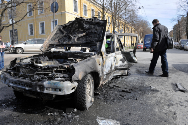 Во Фрунзенском районе Петербурга пожарные потушили вспыхнувший автомобиль
