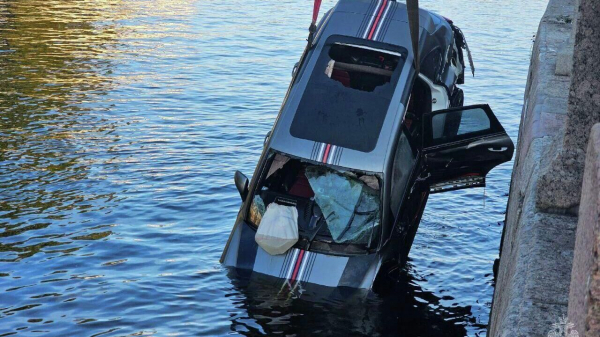 В Петербурге арестовали водителя упавшего в реку Porsche Cayenne В Петербурге арестовали водителя упавшего в реку Porsche Cayenne