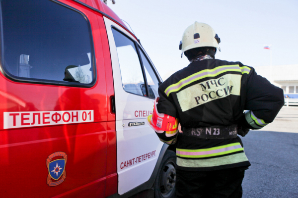 Спасатель оказался в кипятке при аварии на теплотрассе в Петербурге