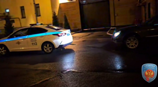 Водитель Mercedes устроил дрифт у остановки и едва не сбил людей Водитель Mercedes устроил дрифт у остановки и едва не сбил людей