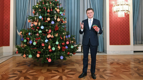 Новак подарил девочке из Петербурга набор для рисования в рамках "Елки желаний" Новак подарил девочке из Петербурга набор для рисования в рамках "Елки желаний"