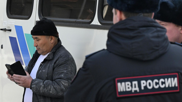 Еще 375 мигрантов попали в полицию после рейда по "Перекресткам" в Петербурге Еще 375 мигрантов попали в полицию после рейда по "Перекресткам" в Петербурге