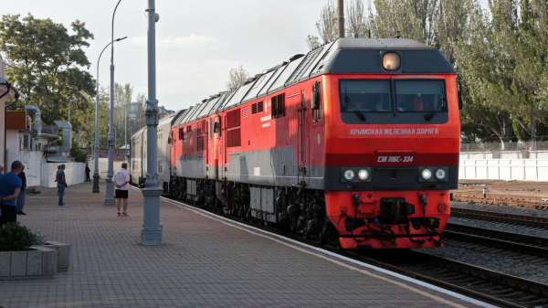Из-за приостановки движения на Крымском мосту задерживаются 10 поездов "Таврия" Из-за приостановки движения на Крымском мосту задерживаются 10 поездов "Таврия"
