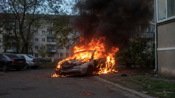 В Кировском районе Петербурга пожар уничтожил иномарку и повредил две машины В Кировском районе Петербурга пожар уничтожил иномарку и повредил две машины