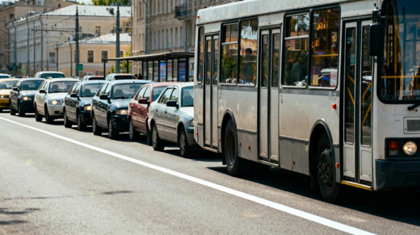 Водителей предупредили о крупном штрафе за объезд автобуса через сплошную Водителей предупредили о крупном штрафе за объезд автобуса через сплошную