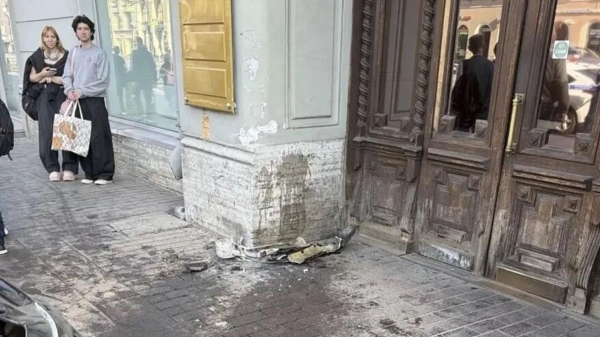 Нетрезвый водитель на Infiniti въехал в здание на Невском проспекте в Петербурге