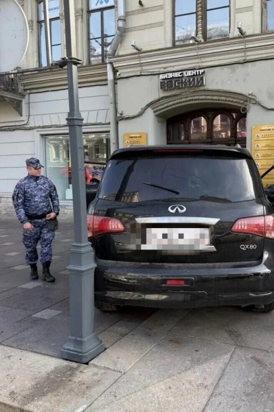 Нетрезвый водитель на Infiniti въехал в здание на Невском проспекте в Петербурге