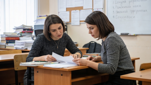 В Петербурге обсуждают эффективность новых мер поддержки учителей